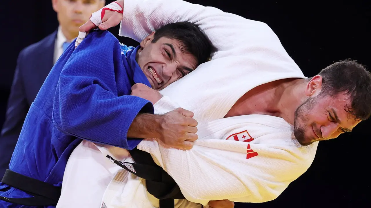 El georgiano Lasha Bekauri (blanco) y el espa&ntilde;ol Tristani Mosakhlishvili (azul) en acci&oacute;n durante el combate de -90kg en los Campos de Marte de Par&iacute;s, Francia. EFE/EPA/TERESA SUAREZ