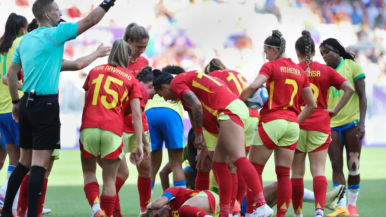 La defensa espa&ntilde;ola Olga Carmona (c-abajo) se duele de una falta realizada por la delantera brasile&ntilde;a Marta este mi&eacute;rcoles, en el partido del Grupo C de F&uacute;tbol Femenino de los Juegos Ol&iacute;mpicos de Par&iacute;s 2024, entre Brasil y Espa&ntilde;a, celebrado en el Estadio de Burdeos (Francia). EFE/ Kiko Huesca