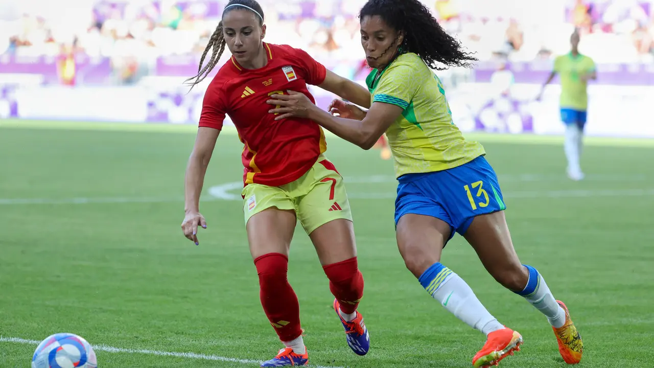 La jugadora Athenea del Castillo (I) en acci&oacute;n ante la brasiel&ntilde;a Yasmin en el &uacute;ltimo partido del grupo que han jugado Espa&ntilde;a y Brasil en Burdeos, Francia. EFE/ Kiko Huesca