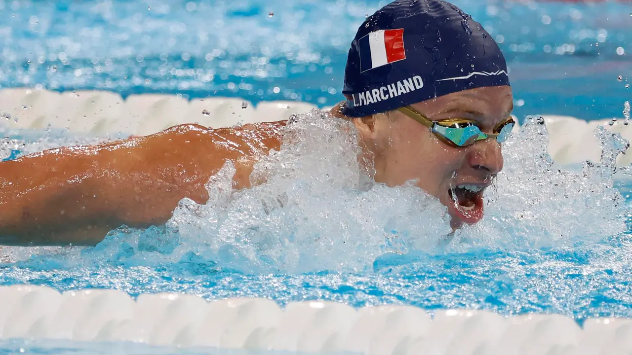 El franc&eacute;s L&eacute;on Marchand en la piscina de La Defense Arena en Paris, Francia. EFE/EPA/MAST IRHAM