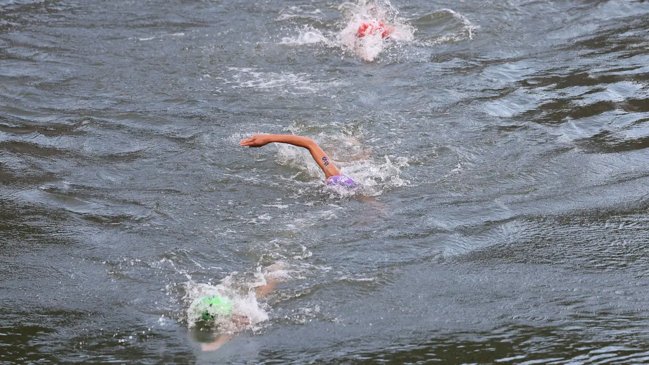La triateta italiana Bianca Seregni (c) disputa en el r&iacute;o Sena la primera etapa de la prueba de triatl&oacute;n femenino de los Juegos Ol&iacute;mpicos de Par&iacute;s 2024 en Par&iacute;s, Francia. EFE/ Miguel Guti&eacute;rrez