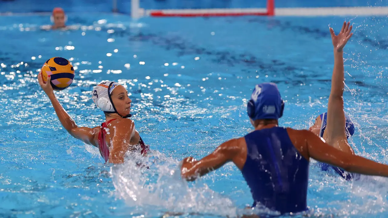 La extremo espa&ntilde;ola Judith Forca (i) ataca ante Grecia durante el partido de waterpolo femenino de la ronda preliminar grupo B de los Juegos Ol&iacute;mpicos de Par&iacute;s 2024, que Espa&ntilde;a y Grecia disputaron, en Saint-Denis (Francia). EFE/ Miguel Guti&eacute;rrez