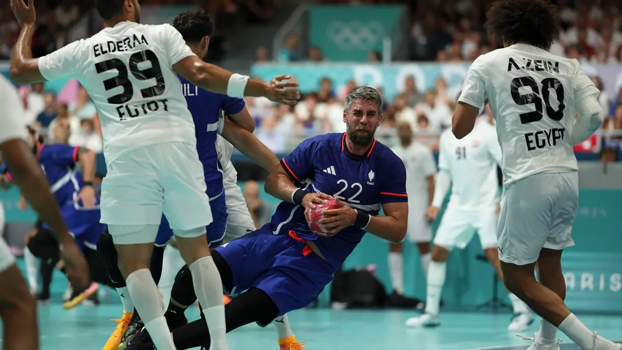 El jugador franc&eacute;s Luka Karabatic (C) durante el partido del grupo B que ha disputado Francia y Egipto en el South Paris Arena en Paris, Francia. EFE/EPA/RITCHIE B. TONGO