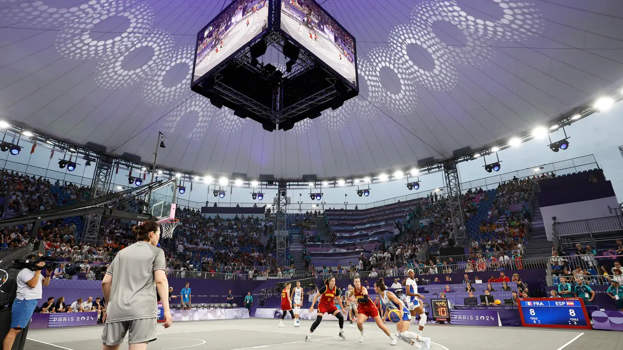 Partido de fase de grupos de Baloncesto 3x3 Femenino de los Juegos Ol&iacute;mpicos de Par&iacute;s 2024, entre Francia y Espa&ntilde;a, este mi&eacute;rcoles, en la sede La Concorde de la capital francesa. EFE/ Miguel To&ntilde;a