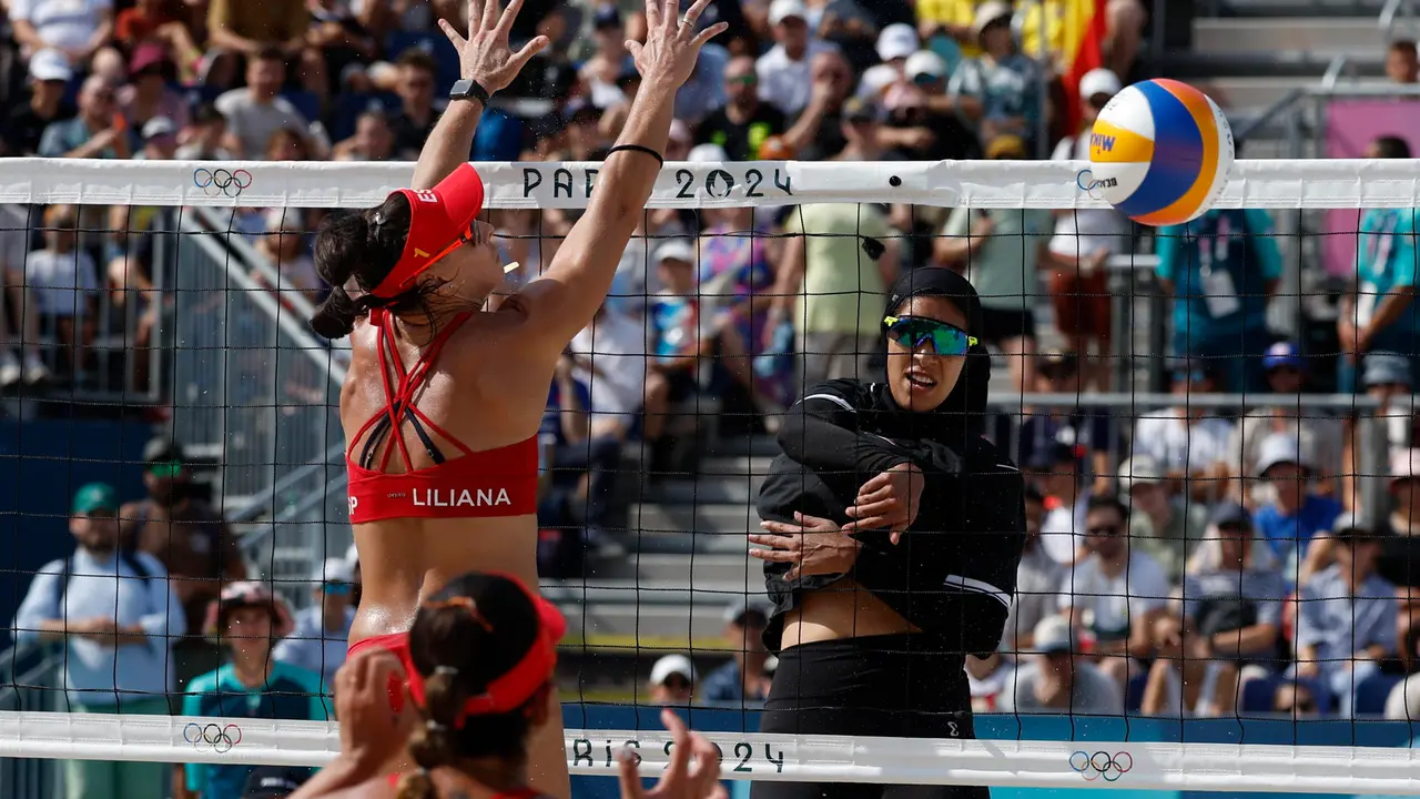 La espa&ntilde;ola Liliana Fern&aacute;ndez (i) durante el partido de la fase preliminar contra las egipcias Marwa Abdelhady y Elghobashy Doaa, este jueves, en la capital francesa. EFE/ Julio Mu&ntilde;oz