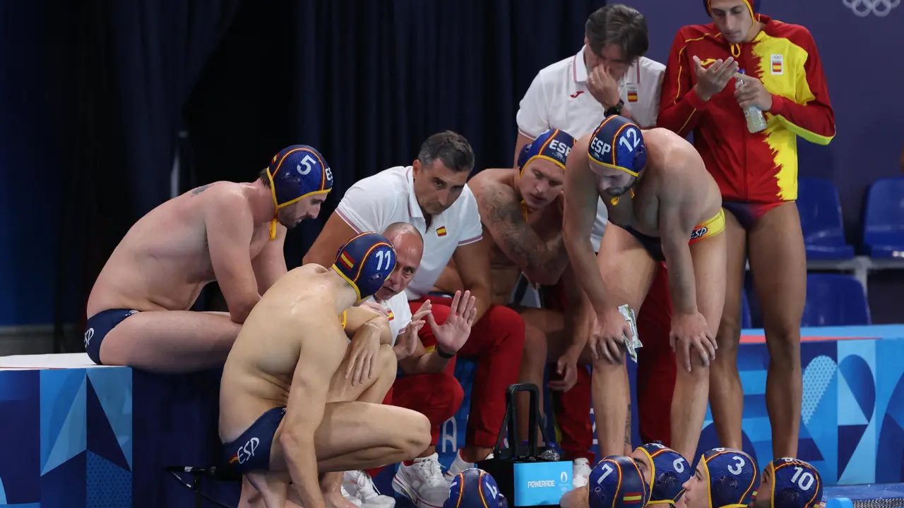 El entrenador espa&ntilde;ol de David Mart&iacute;n Lozano habla con sus jugadores durante el encuentro de waterpolo que midi&oacute; a su equipo contra Serbia en el grupo B de los Juegos Ol&iacute;mpicos de Par&iacute;s 2024 . EFE/ Kiko Huesca