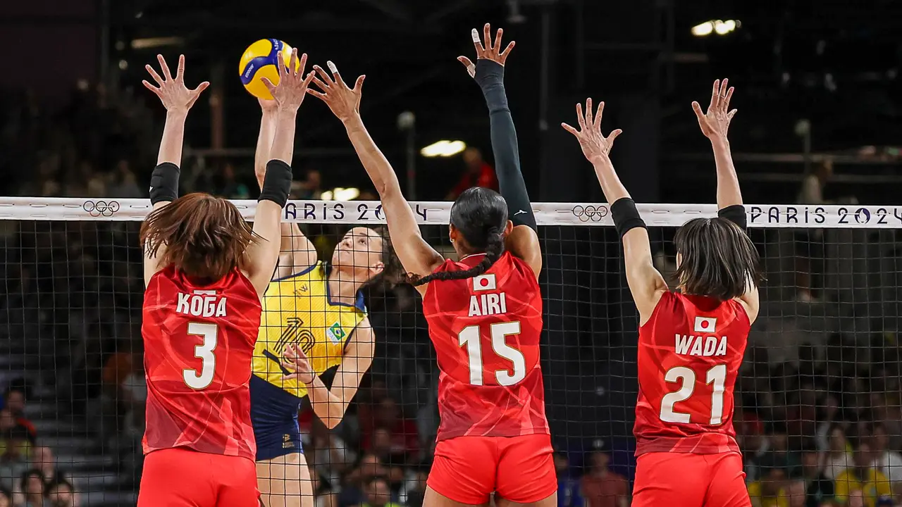 La brasile&ntilde;a Gabriela Braga Guimaraes (c) en acci&oacute;n ante las japonesas Sarina Nishida (I), Airi Miyabe (C) y Yukiko Wada (d) en el South Paris Arena en Paris, Francia. EFE/EPA/DANIEL IRUNGU