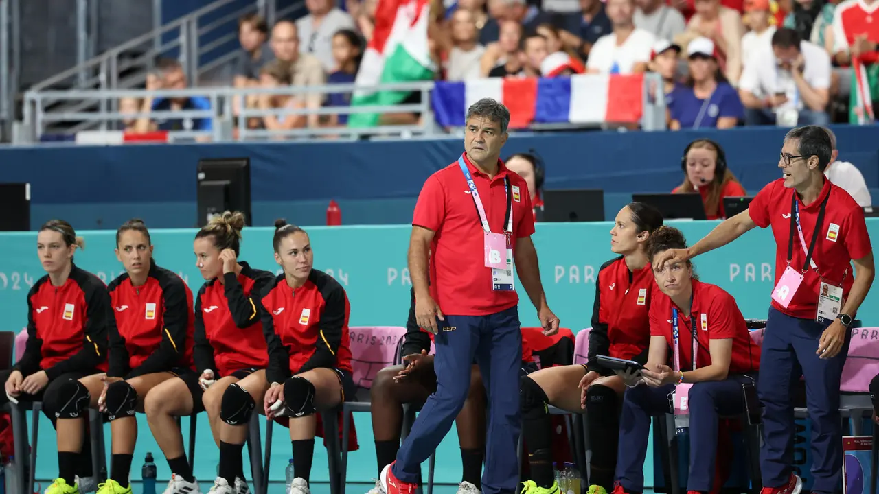 El seleccionador espa&ntilde;ol Ambrosio Jos&eacute; Mart&iacute;n (c) durante el partido de balonmano femenino del grupo B de los Juegos Ol&iacute;mpicos de Par&iacute;s 2024 disputado por Espa&ntilde;a y Hungr&iacute;a este jueves en Par&iacute;s. EFE/ Miguel Guti&eacute;rrez