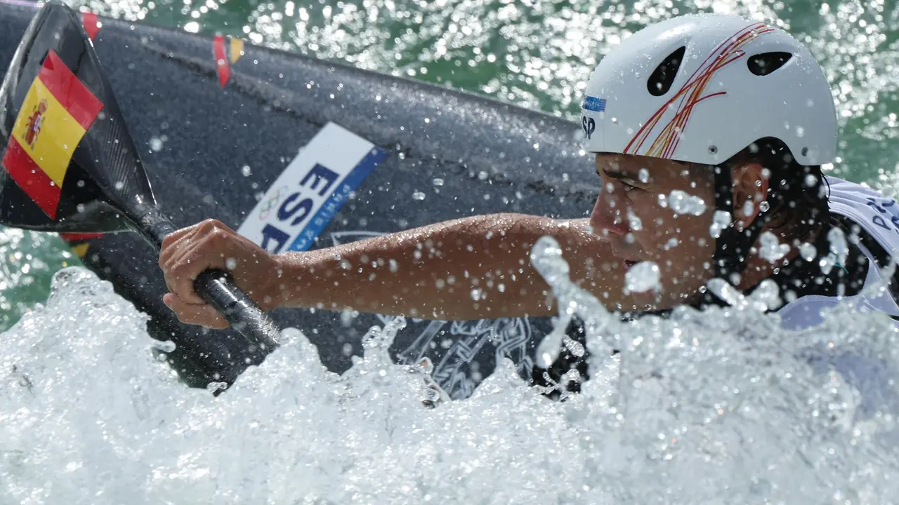 El espa&ntilde;ol Pau Echaniz en la final de K1 de pirag&uuml;ismo eslalon EFE/EPA/MAXIM SHIPENKOV