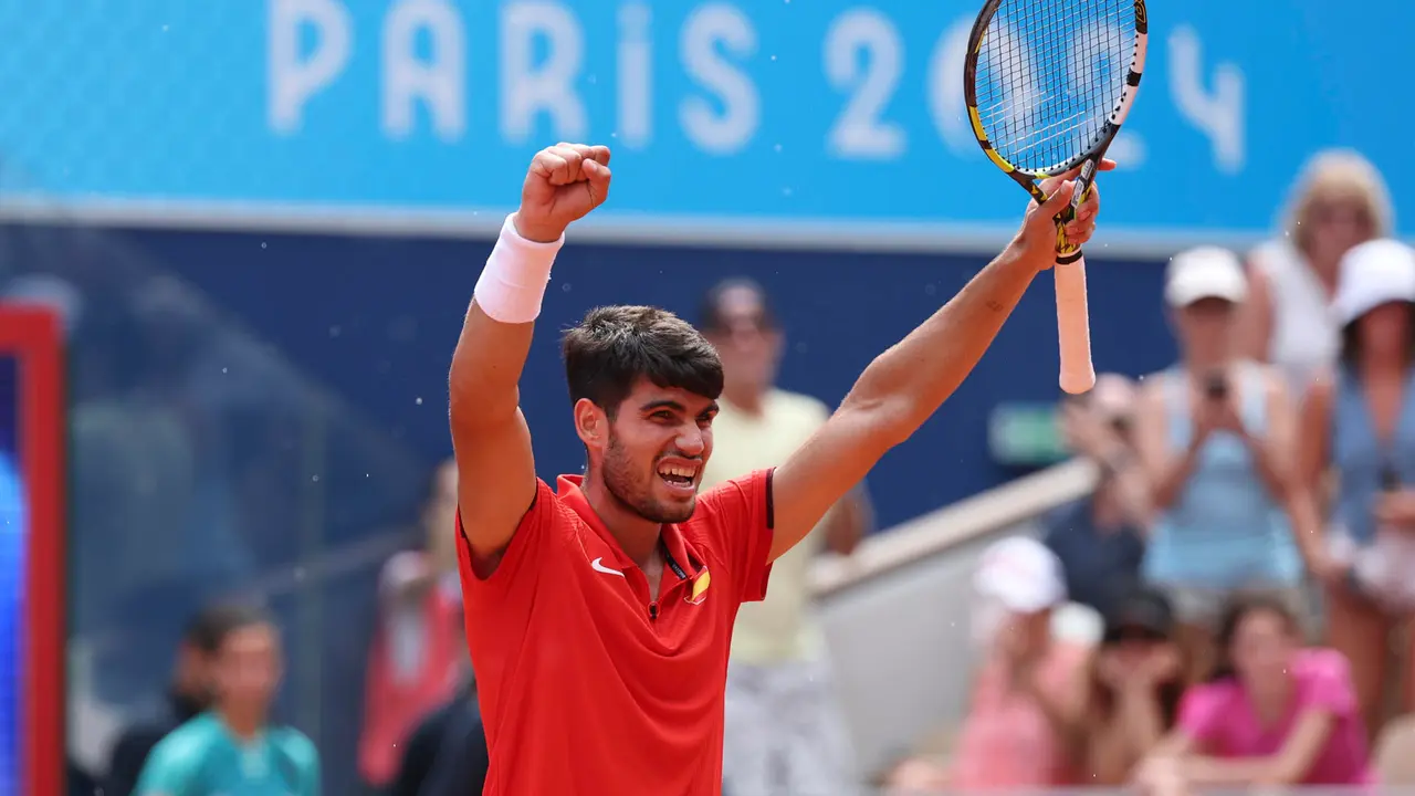 El espa&ntilde;ol Carlos Alcaraz tras imponerse al estadounidense Tommy Paul durante los cuartos de final celebrados en el marco de los Juegos Ol&iacute;mpicos Par&iacute;s 2024, este jueves, en la capital francesa. EFE/ Juanjo Mart&iacute;n