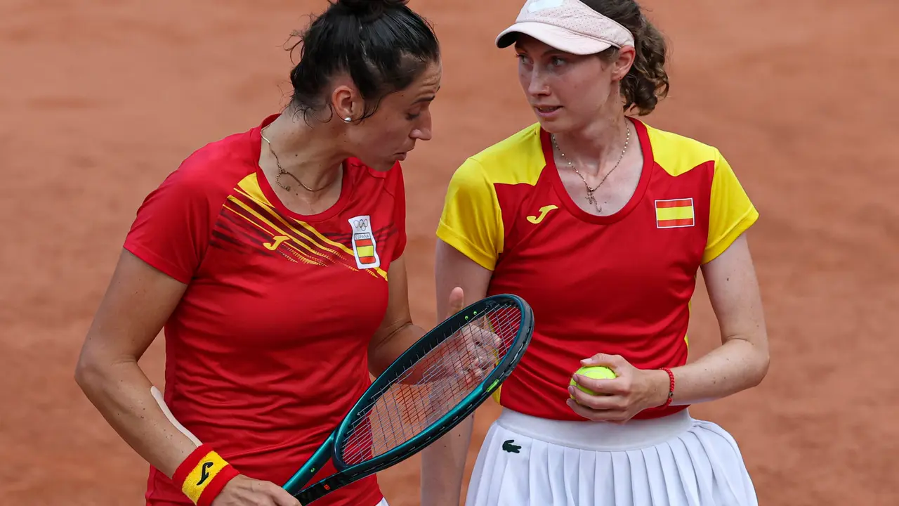 Las tenistas espa&ntilde;olas Cristina Bucsa y Sara Sorribes (I) ante las ucranianas Nadia Kichenok y Liudmila Kichenok durante los cuartos de final de dobles femeninos de tenis celebrados en el marco de los Juegos Ol&iacute;mpicos Par&iacute;s 2024, este jueves, en la capital francesa. EFE/ Juanjo Mart&iacute;n