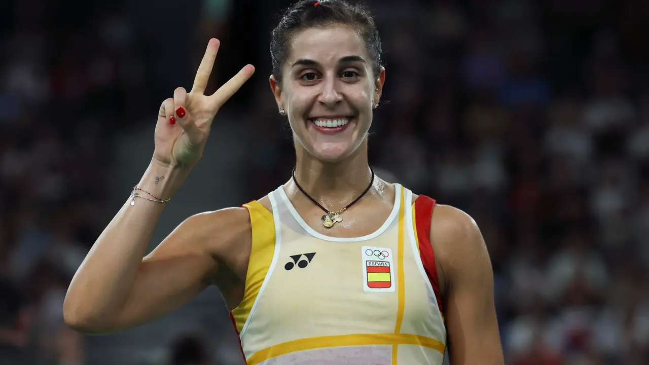 La espa&ntilde;ola Carolina Mar&iacute;n celebra su victoria ante la estadounidense Beiwen Zhang en el partido de octavos de final individual femenino celebrado en el marco de los Juegos Ol&iacute;mpicos, en Par&iacute;s, Francia. EFE/ Kiko Huesca