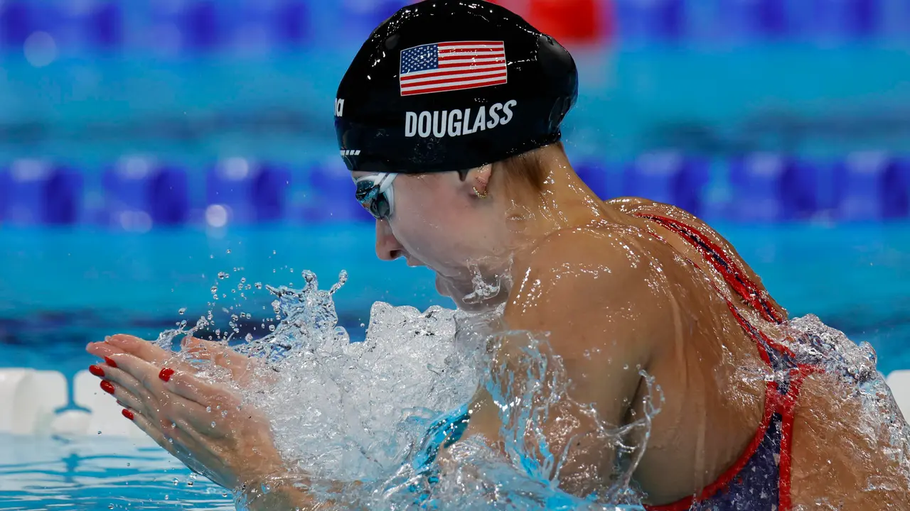La estadounidense Kate Douglass gana el oro en la final femenina de 200m Braza en los Juegos Ol&iacute;mpicos Par&iacute;s 2024, en el Paris La Defense Arena de Nanterre, Francia. EFE/ Lavandeira Jr
