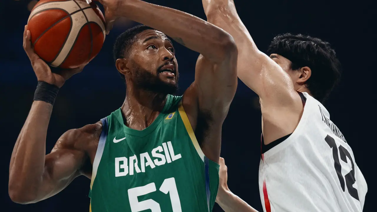 El brasile&ntilde;o Bruno Caboclo of Brazil ante el japon&eacute;s Yuta Watanabe durante el partido de este viernes. EFE/EPA/ALEX PLAVEVSKI
