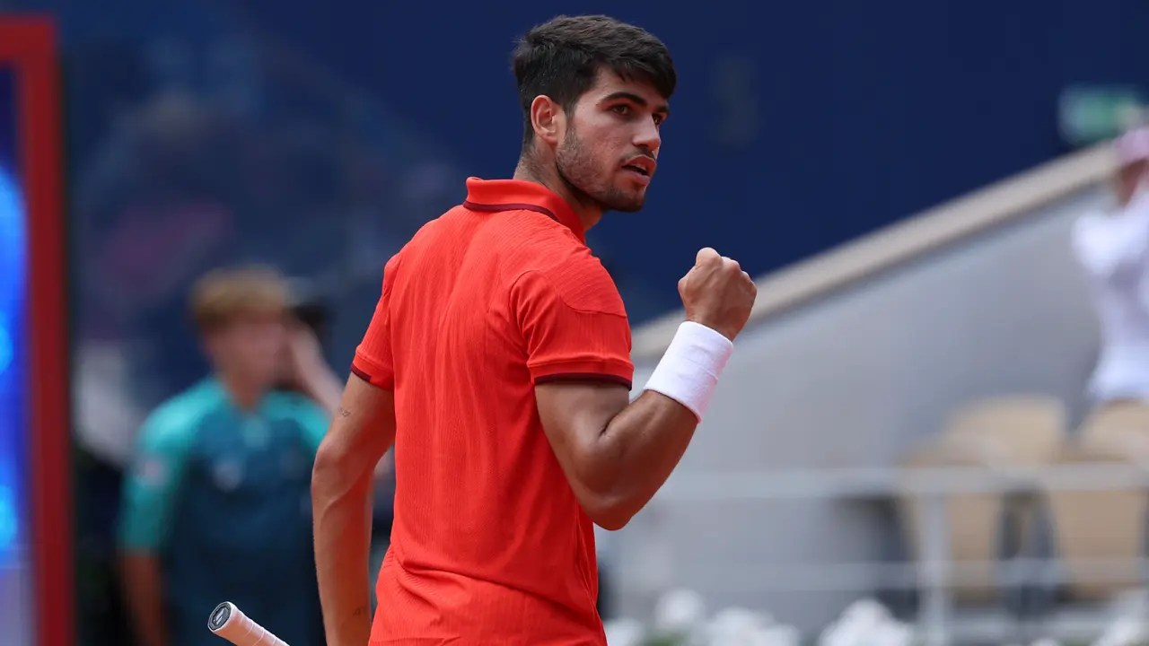 El tenista espa&ntilde;ol Carlos Alcaraz celebra un punto ganado ante el canadiense Felix Auger-Aliassime durante su partido de semifinales de los juegos ol&iacute;mpicos de Par&iacute;s 2024. EFE/ Juanjo Mart&iacute;n
