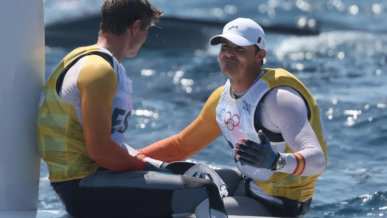 Los medallistas de oro en la categor&iacute;a 49erFX masculina Diego Botin le Chever (dch) y Florian Trittel. EFE/EPA/OLIVIER HOSLET