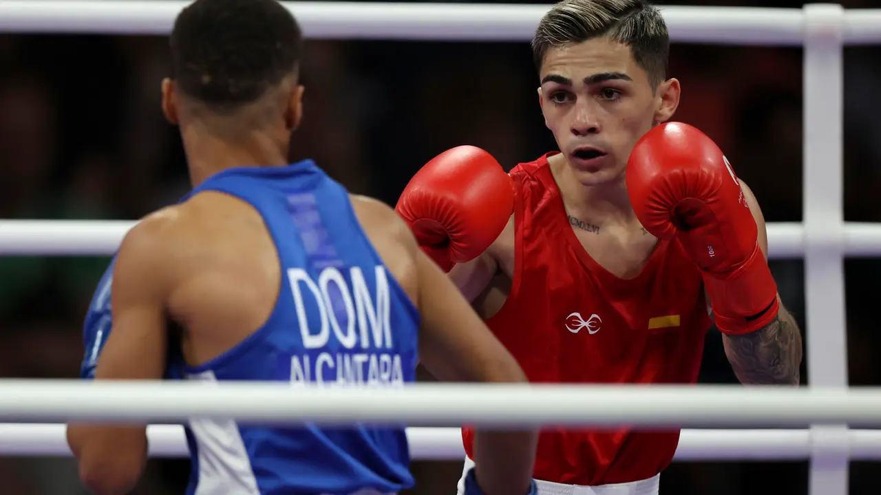 El boxedor espa&ntilde;ol Rafael Lozano Serrano (rojo) se enfrenta al dominicano Yunior Alcantara Reyes (azul) durante su combate de boxeo masculino de 51kg de cuartos de final. EFE/ Miguel Guti&eacute;rrez