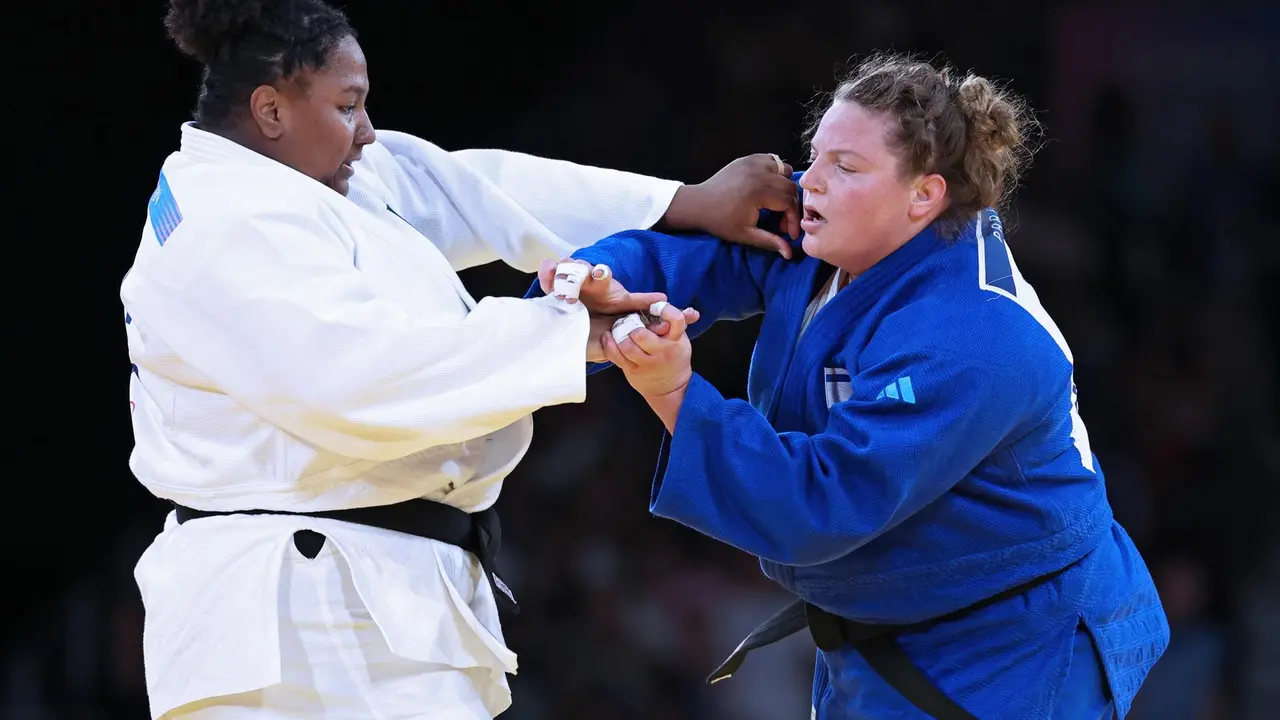 La brasile&ntilde;a Beatriz Souza of Brazil (blanco) durante su combate con la israel&iacute; Raz Hershko. EFE/EPA/DANIEL IRUNGU