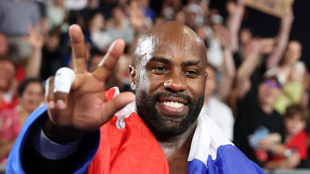 Teddy Riner celebra tras ganar al surcoreano Kim Minjong. EFE/EPA/DANIEL IRUNGU