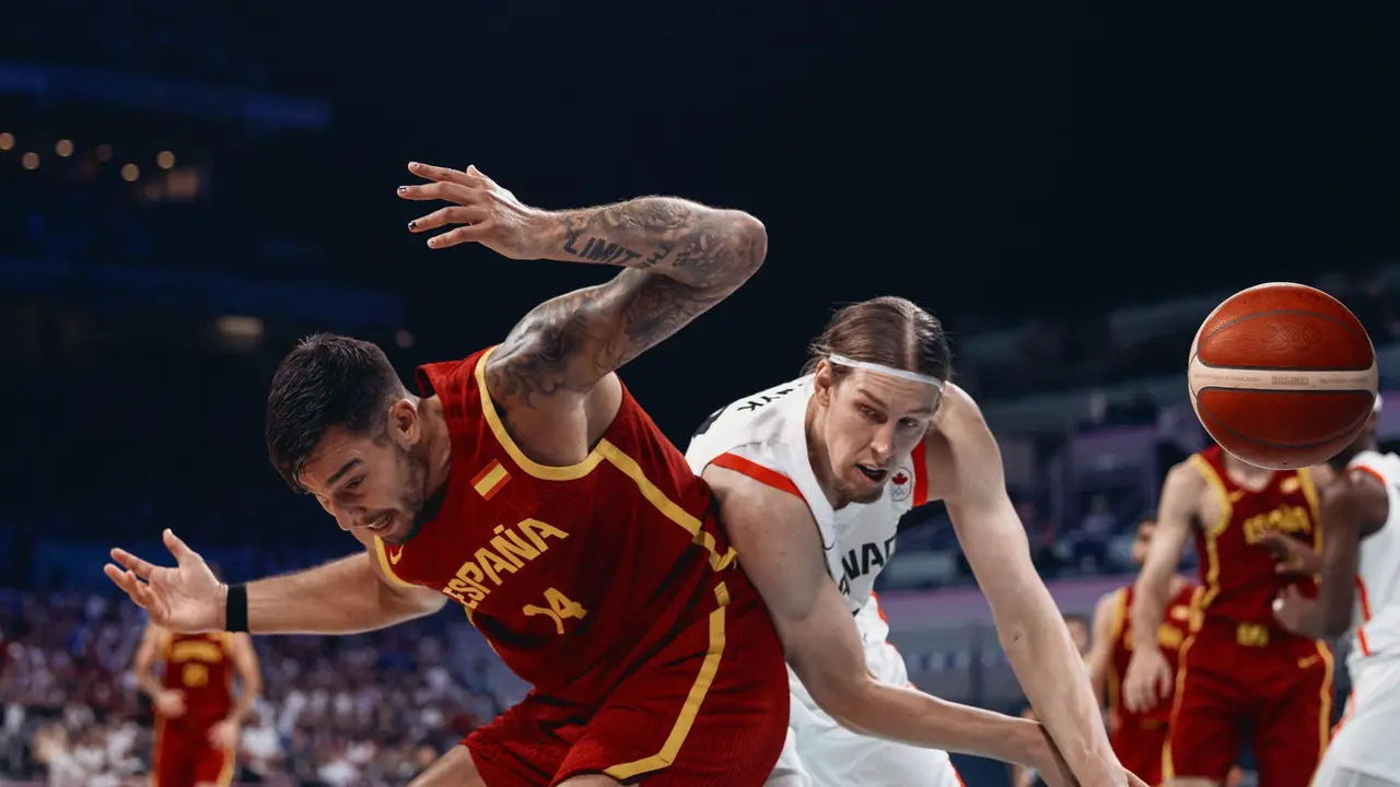 Willy Hernangomez (iz) ante Kelly Olynyk durante el partido Canad&aacute;-Espa&ntilde;a.EFE/EPA/ALEX PLAVEVSKI