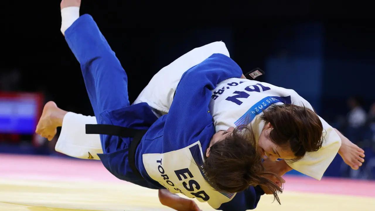 La espa&ntilde;ola Ariane Toro (azul) durante su combate contra la japonesa Uta Abe durante la ronda eliminatoria de judo por equipos mixtos en los Juegos Ol&iacute;mpicos de Par&iacute;s 2024, este s&aacute;bado. EFE/ Miguel Guti&eacute;rrez