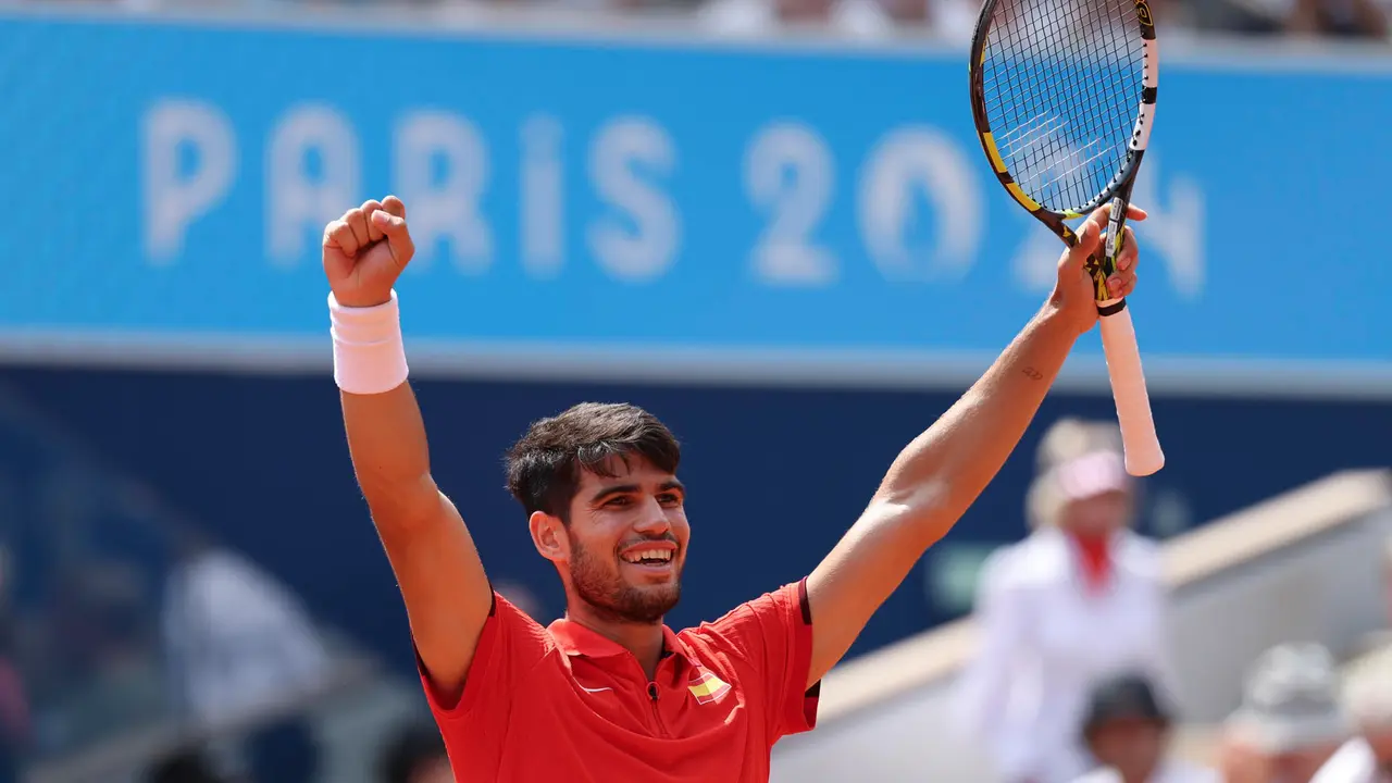 Carlos Alcaraz celebra la clasificaci&oacute;n a la final del torneo de tenis de los Juegos Ol&iacute;mpicos de Par&iacute;s 2024 tras ganar al canadiense Felix Auger-Aliassime. EFE/ Juanjo Mart&iacute;n