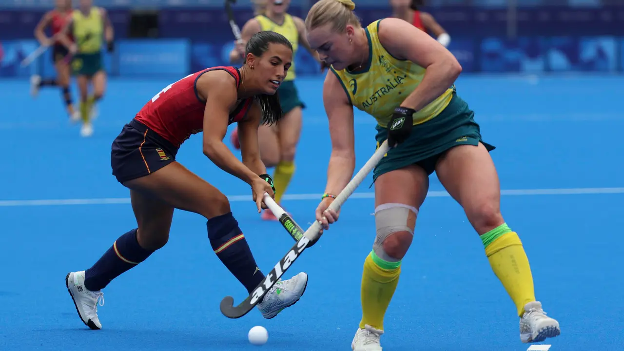 La jugadora espa&ntilde;ola Blanca P&eacute;rez (i) lucha por la posesi&oacute;n del bal&oacute;n con una jugadora australiana durante su partido de hockey hierba femenino de los Juegos Ol&iacute;mpicos de Par&iacute;s 2024 disputado contra Australia este s&aacute;bado en Colombes. EFE/ Miguel Guti&eacute;rrez