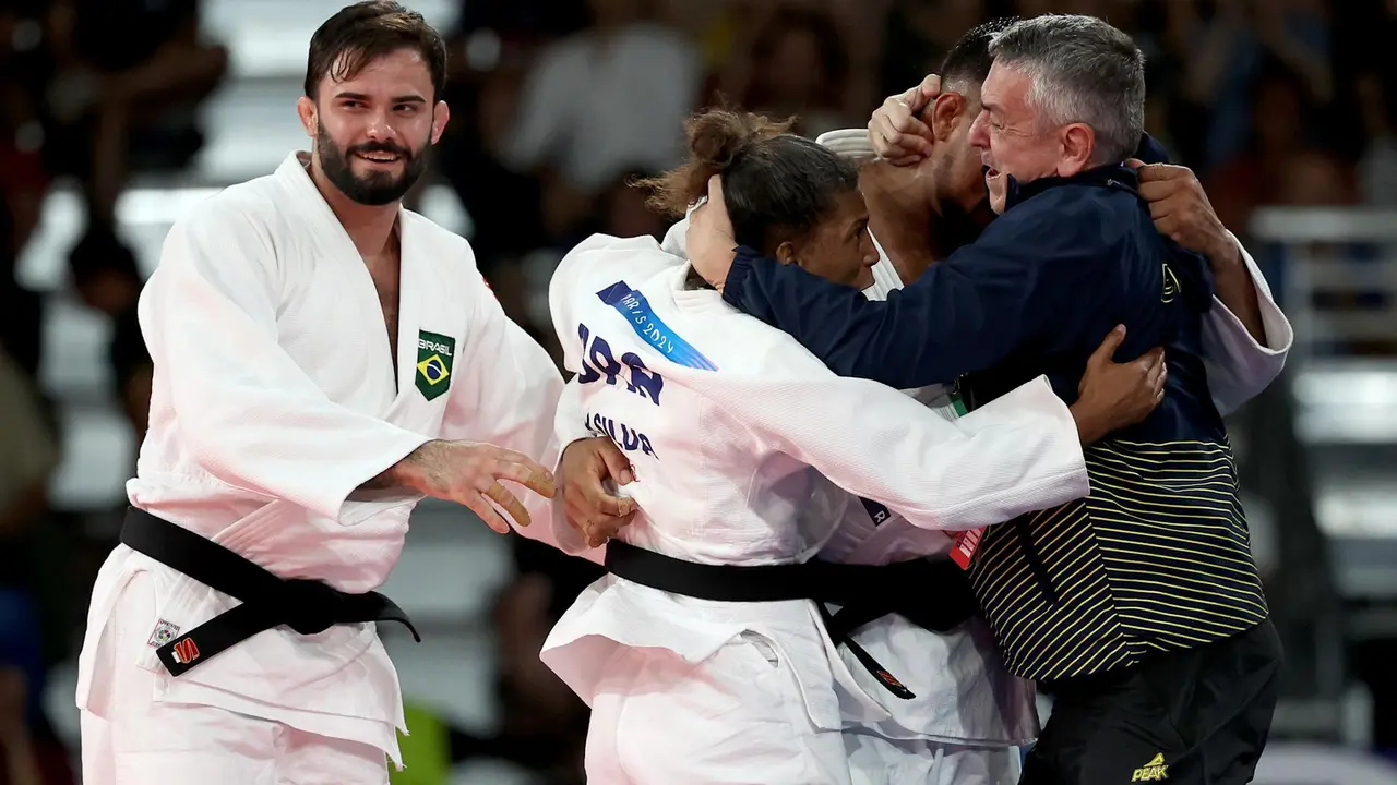 El equipo braisile&ntilde;o celebra el bronce durante la prueba mixta del judo que se disputa en los Campos de Marte en Par&iacute;s, Francia.EFE/EPA/DANIEL IRUNGU
