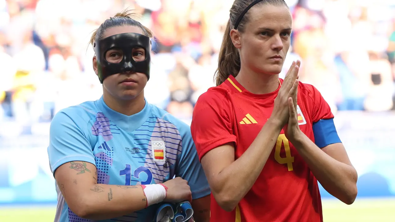 Las jugadoras de Espa&ntilde;a, Cata Coll (i) e Irene Paredes al inicio del partido de cuartos de final de f&uacute;tbol femenino de los Juegos Ol&iacute;mpicos de Par&iacute;s 2024, disputado entre Espa&ntilde;a y Colombia en el Estadio de Lyon (Francia). EFE/ Kiko Huesca