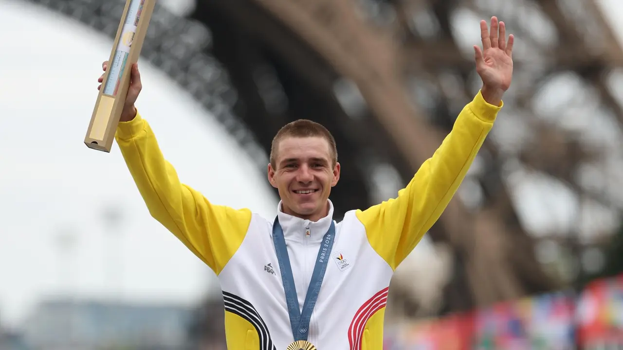 El belga Remco Evenepoel, doble campe&oacute;n ol&iacute;mpico de contrarreloj y ruta en los Juegos de Par&iacute;s. EFE/EPA/CHRISTOPHE PETIT TESSON