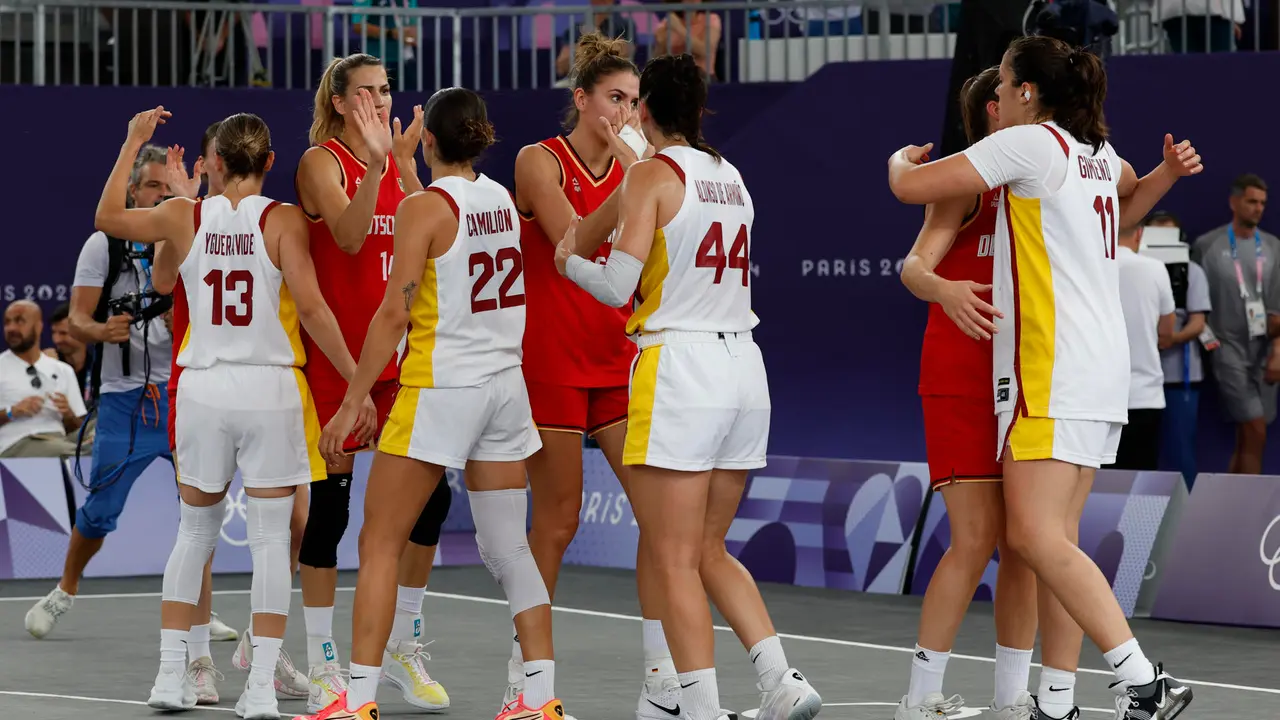Las jugadoras de Espa&ntilde;a y las de Alemania tras el partido de baloncesto femenino 3x3 celebrado entre Espa&ntilde;a y Alemania en los Juegos Ol&iacute;mpicos Par&iacute;s 2024 en el estadio de La Concorde de la capital gala. Alemania ha vencido por 15-18.EFE/ Julio Mu&ntilde;oz
