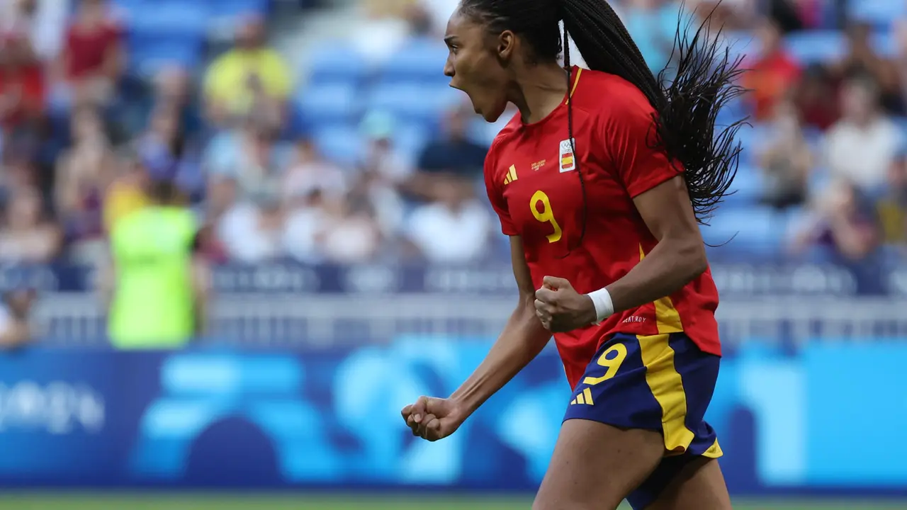 La delantera de Espa&ntilde;a Salma Paralluelo durante la tanda de penaltis en el partido de cuartos de final de f&uacute;tbol femenino de los Juegos Ol&iacute;mpicos de Par&iacute;s 2024, disputado entre Espa&ntilde;a y Colombia, en el Estadio de Lyon (Francia). EFE/ Kiko Huesca