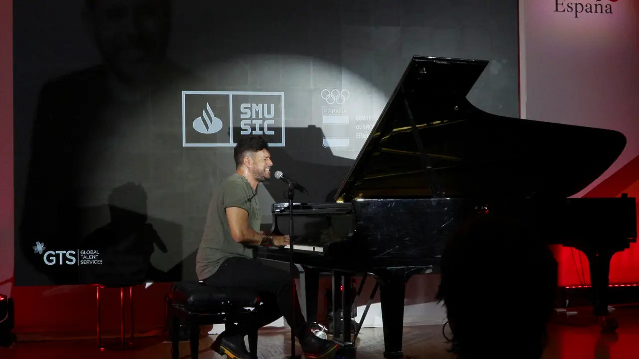 Actuaci&oacute;n del cantante espa&ntilde;ol Pablo L&oacute;pez para apoyar a los deportistas espa&ntilde;oles que participan en los Juegos Ol&iacute;mpicos en la Casa de Espa&ntilde;a en Par&iacute;s, en un acto organizado por el Comit&eacute; Ol&iacute;mpico Espa&ntilde;ol (COE) y Santander SMusic el s&aacute;bado 3 de agosto de 2024. EFE/Edgar Sapi&ntilde;a