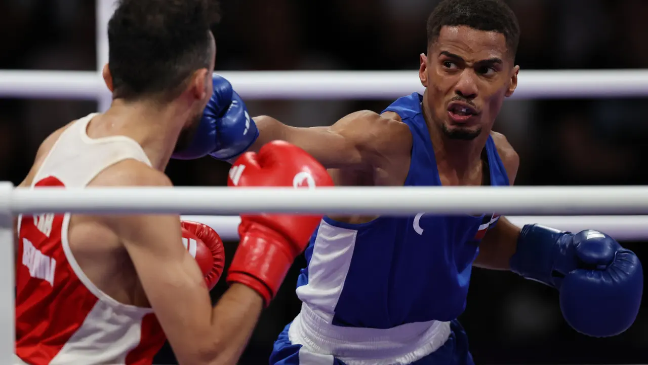 El boxeador dominicano Yunior Alc&aacute;ntara Reyes (d) durante su combate contra el franc&eacute;s Billal Bennama, de semifinales de 51kg de los Juegos Ol&iacute;mpicos de Par&iacute;s 2024. EFE/ Miguel Guti&eacute;rrez