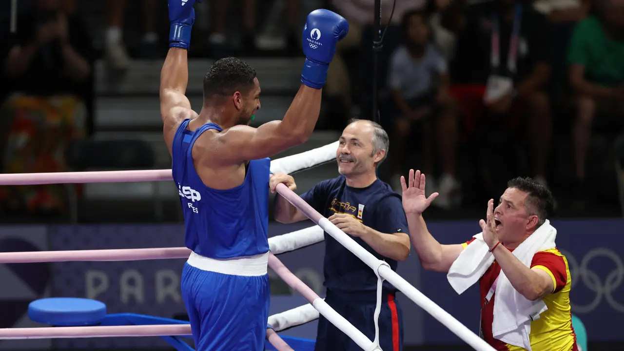 El seleccionador del equipo ol&iacute;mpico de boxeo de Espa&ntilde;a, Rafa Lozano,(c), junto al boxeador espa&ntilde;ol Enmanuel Reyes Pla (i) tras su combate con el belga Victor Scheltraete.. EFE/ Sashenka Guti&eacute;rrez