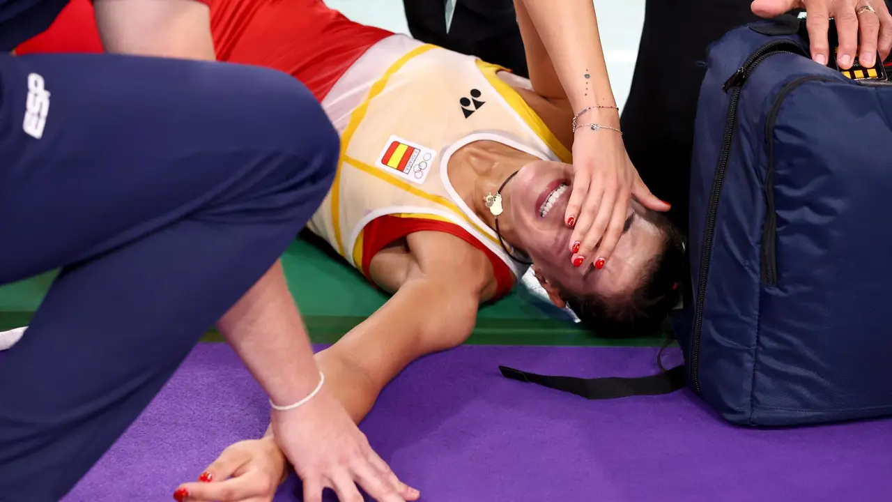 Carolina Marin tras retirarse por lesi&oacute;n en las semifinales. EFE/EPA/DIVYAKANT SOLANKI