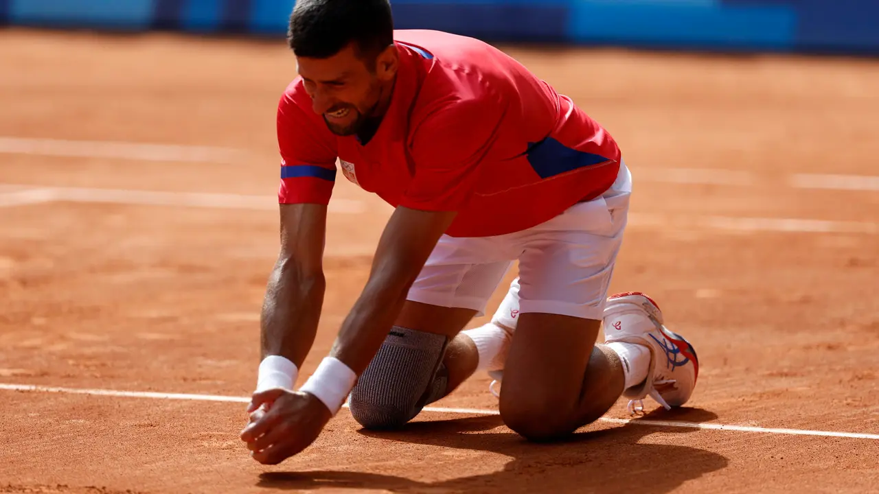 El tenista serbio Novak Djokovic celebra al conseguir la medalla de oro al vencer al espa&ntilde;ol Carlos Alcaraz en la final individual masculina de tenis de los Juegos Ol&iacute;mpicos de Par&iacute;s 2024 este domingo, en la capital gala. EFE/Juanjo Mart&iacute;n