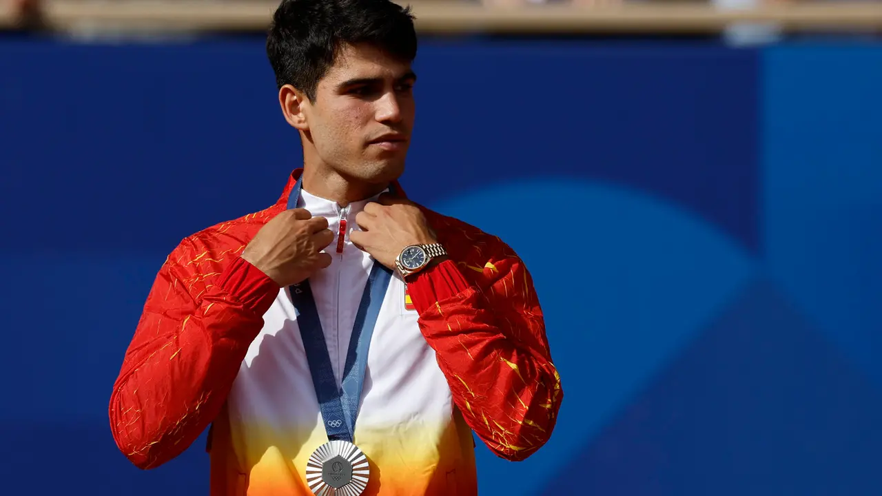 El tenista espa&ntilde;ol Carlos Alcaraz posa con la medalla de plata tras la final individual masculina de tenis de los Juegos Ol&iacute;mpicos de Par&iacute;s 2024 este domingo, en la capital gala. EFE/Juanjo Mart&iacute;n