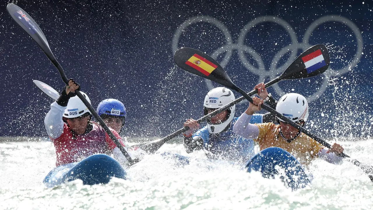 (I) Noemi Fox of Australia, Jessica Fox of Australia, Martina Wegman de Paises Bajos y Maialen Chourraut, de Espa&ntilde;a, en la competici&oacute;n femenina de Kayak Cross. EFE/EPA/MAXIM SHIPENKOV