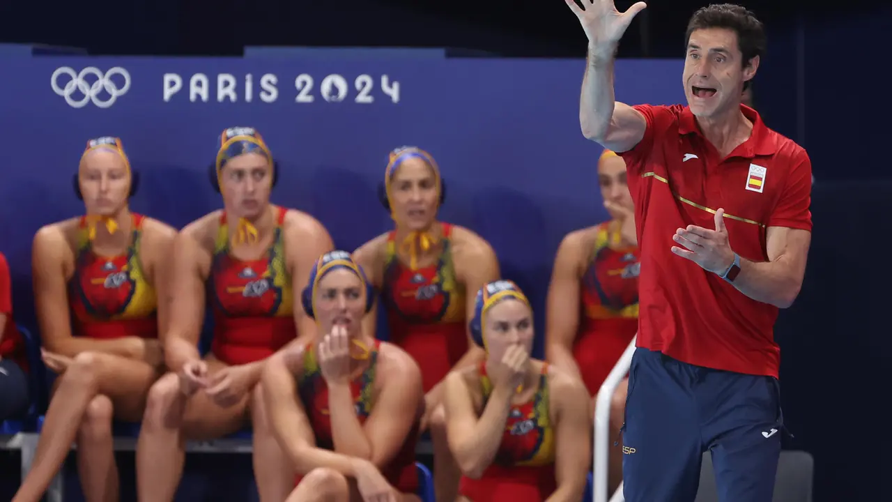 El entrenador espa&ntilde;ol, Miguel Angel Oca, da instrucciones durante el partido de waterpolo de la ronda preliminar, grupo B, entre Italia y Espa&ntilde;a, de los Juegos Ol&iacute;mpicos Par&iacute;s 2024, este domingo en Saint Denis, Francia.  EFE/ Kiko Huesca