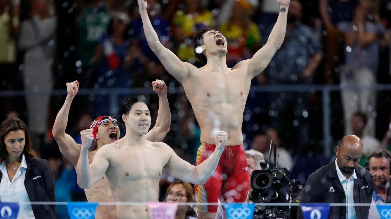 Los chinos (I-D) Sun Jiajiun, Qin Haiyang, y Zhang Yufei celebran la vicroria en los 4x100m estilos en La Defense Arena en Paris, France. EFE/EPA/MAST IRHAM