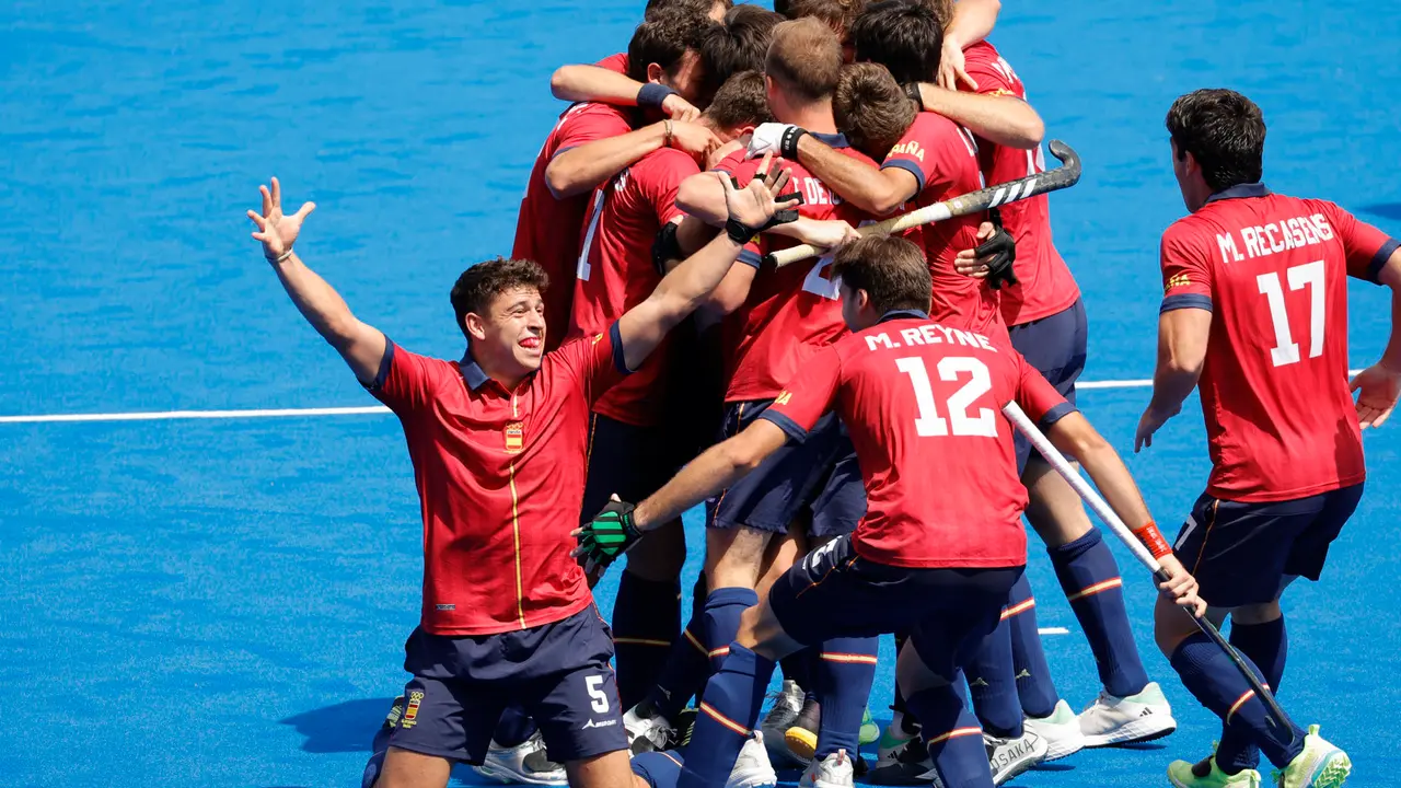 Jugadores de la selecci&oacute;n espa&ntilde;ola celebran su victoria tras el partido de cuartos de final entre B&eacute;lgica y Espa&ntilde;a. EFE/Lavandeira Jr