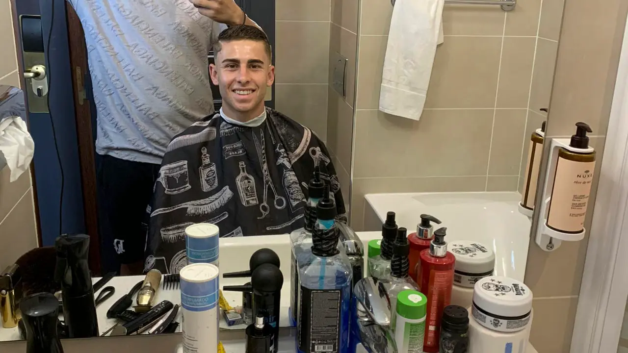 Abdel Kharbpuch (i), junto al futbolista Ferm&iacute;n L&oacute;pez, es el peluquero de la selecci&oacute;n espa&ntilde;ola de f&uacute;tbol ol&iacute;mpico. Estuvo con ellos en Burdeos en la fase de grupos y se citaron en semifinales. Y en Marsella, a 24 horas del partido contra Marruecos, atiende a EFE antes de cortar el pelo a todos los integrantes del equipo en una relaci&oacute;n que empez&oacute; en 2022 y que Abel Ruiz y Sergio G&oacute;mez, como capitanes, se han encargado de gestionar para Par&iacute;s 2024. EFE/ &Oacute;scar Maya Belch&iacute;