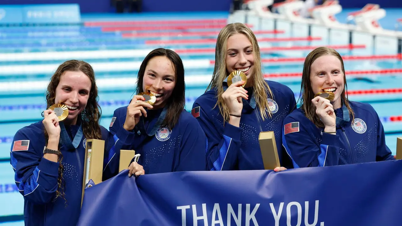 La medallistas de oro estadounidenses (I-D) Regan Smith, Torri Huske, Gretchen Walsh, y Lilly King tras ganar el oro 4x100m estilos en Paris, Francia. EFE/EPA/MAST IRHAM