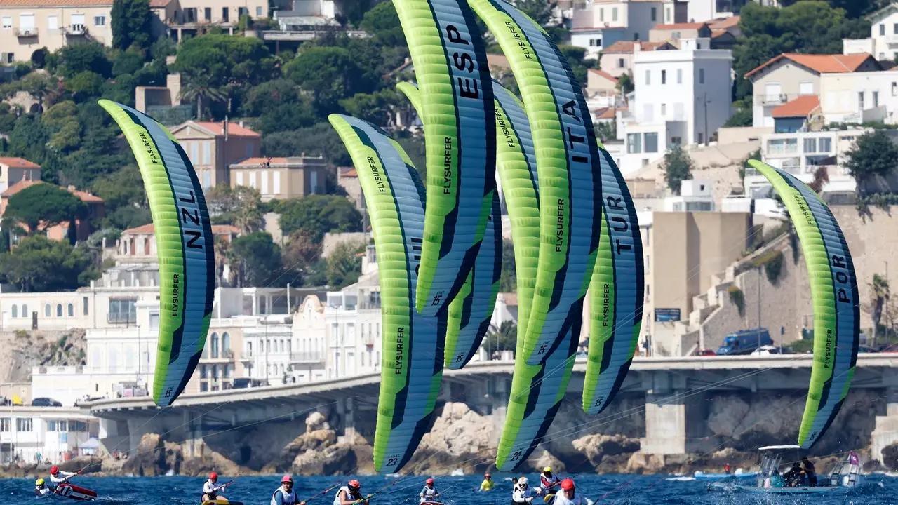 Mujeres compiten en la f&oacute;rmula kite en las aguas de Marsella, Francia. EFE/EPA/SEBASTIEN NOGIER
