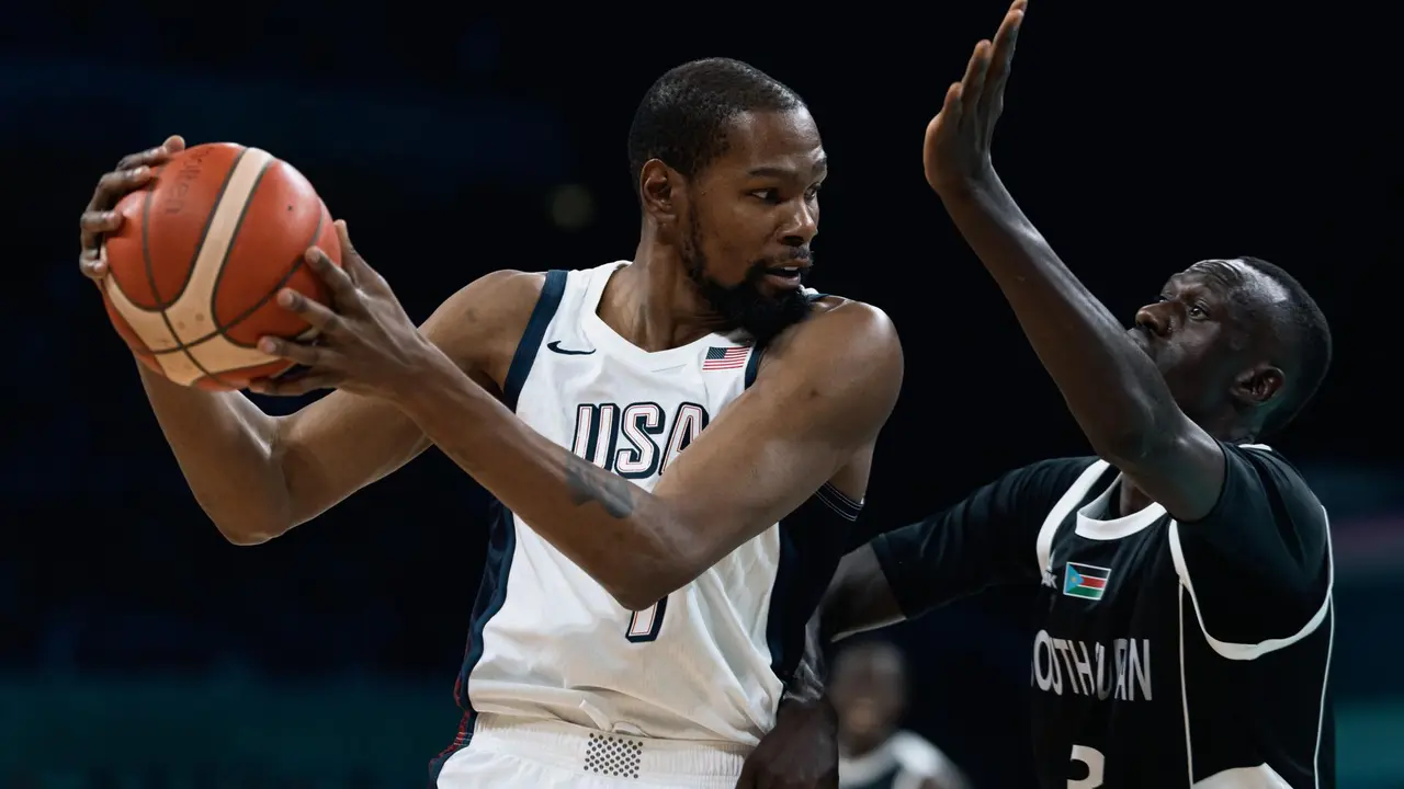 El estadounidense Kevin Durant (i), que busca un in&eacute;dito cuarto oro ol&iacute;mpico, ante Majok Deng, durante el partido que enfrent&oacute; a su equipo con Sud&aacute;n del Sur en la fase previa del torneo de baloncesto de los Juegos de Par&iacute;s 2024 en el estadio Pierre Mauroy de Villeneuve-d'Ascq. EFE/EPA/ALEX PLAVEVSKI