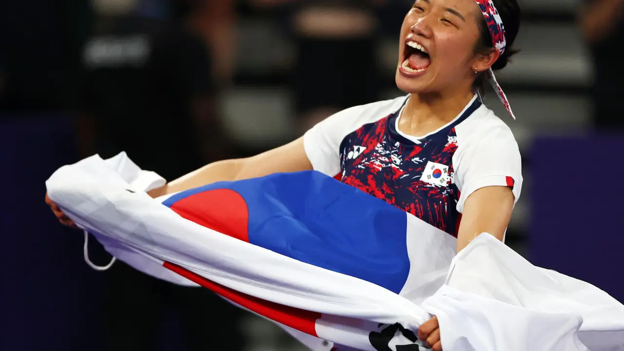 An Se Young, de Corea del Sur, celebra su victoria contra He Bing Jiao, de China, en la final del torneo ol&iacute;mpico de b&aacute;dminton. EFE/EPA/DIVYAKANT SOLANKI