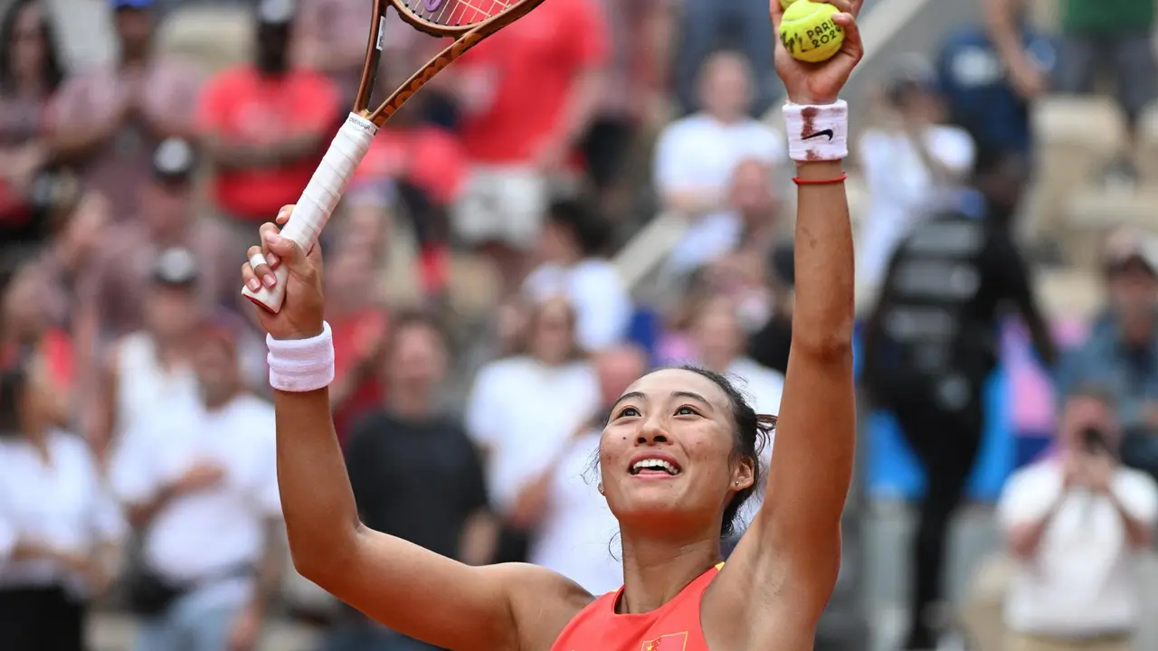 Zhen Qinwen, de China, celebra su t&iacute;tulo ol&iacute;mpico tras derrotar en la final a la croata Donna Vekic, en las competiciones de tenis de Par&iacute;s 2024. EFE/EPA/CAROLINE BLUMBERG