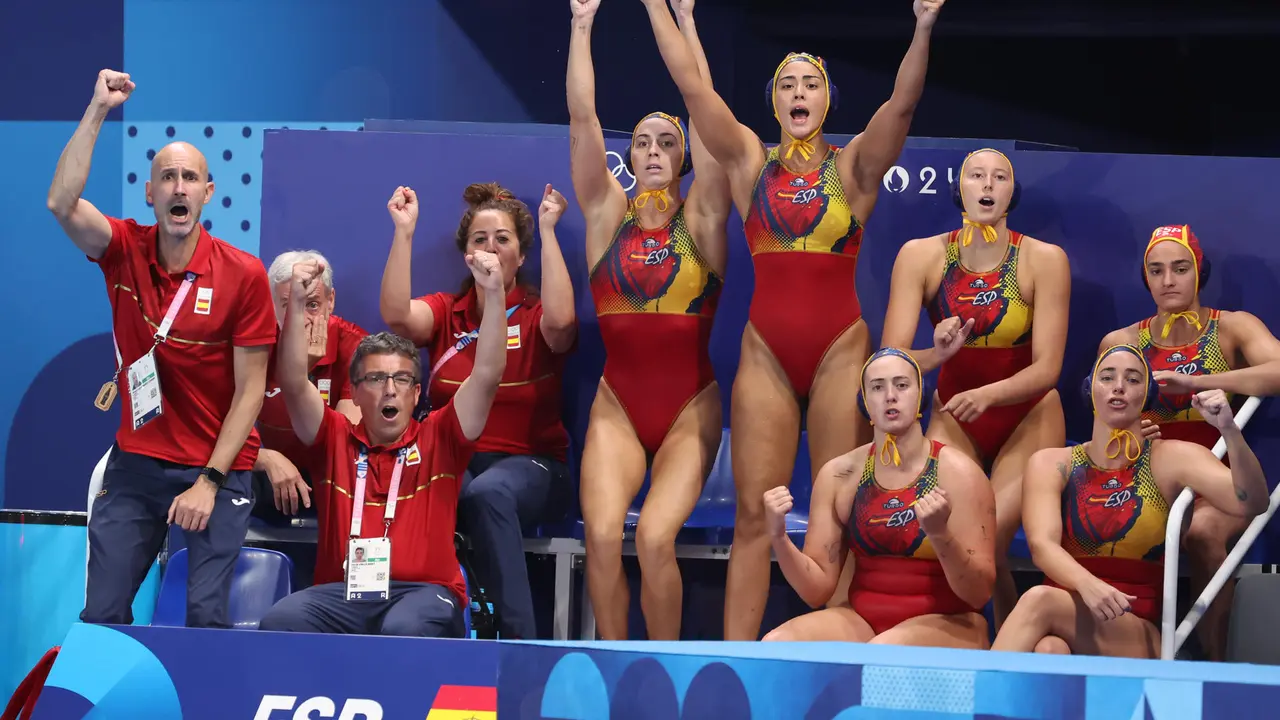 El equipo espa&ntilde;ol celebra un gol ante Italia durante el partido de waterpolo de la ronda preliminar.  EFE/ Kiko Huesca