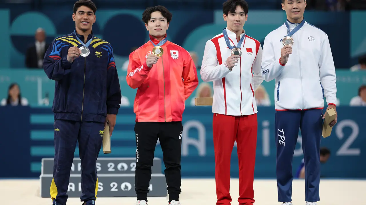 El gimnasta colombiano &Aacute;ngel Barajas (i), plata; el japon&eacute;s Shinnosuke Oka, oro; el chino Boheng Zhang y Chia-Hung Tang, de Taipei, bronze, posan durante la ceremonia de entrega de medallas de la final masculina de barra fija de gimnasia art&iacute;stica de los Juegos Ol&iacute;mpicos de Par&iacute;s 2024, en el pabell&oacute;n Bercy Arena, este lunes, en Par&iacute;s. EFE/ Miguel Guti&eacute;rrez